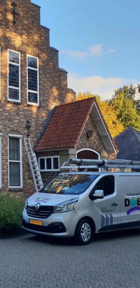 Bedrijfsbus voor een karakteristiek bakstenen pand