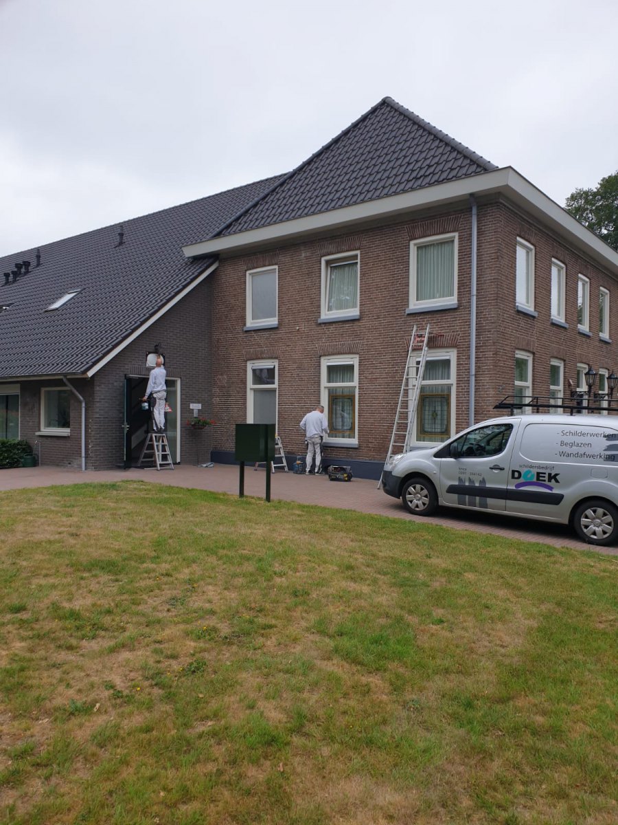 Vakmensen van Schildersbedrijf Doek aan het werk