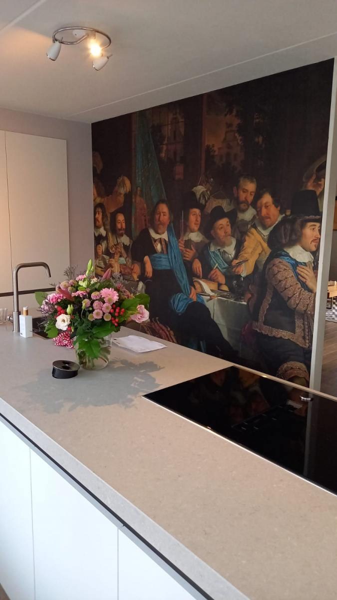 Interieur met een beeldvullende decoratieve wand