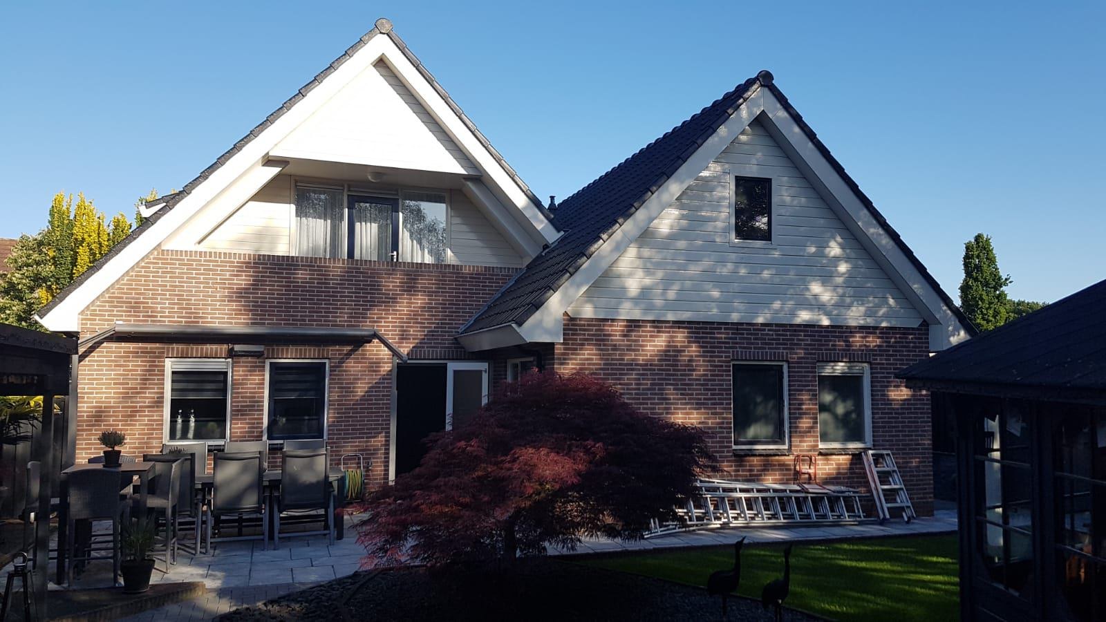 Bakstenen woningen tijdens werkzaamheden aan het buitenwerk