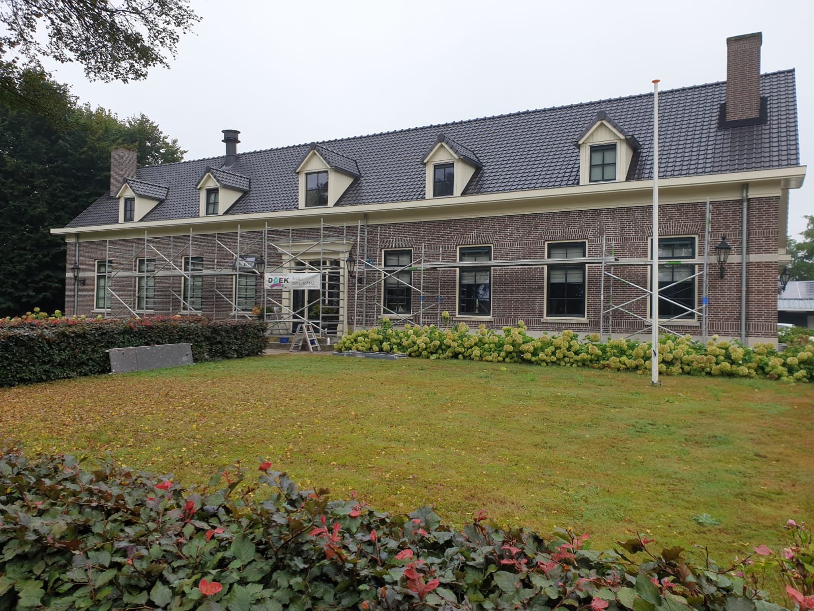 Groot bakstenen pand tijdens onderhoudswerkzaamheden