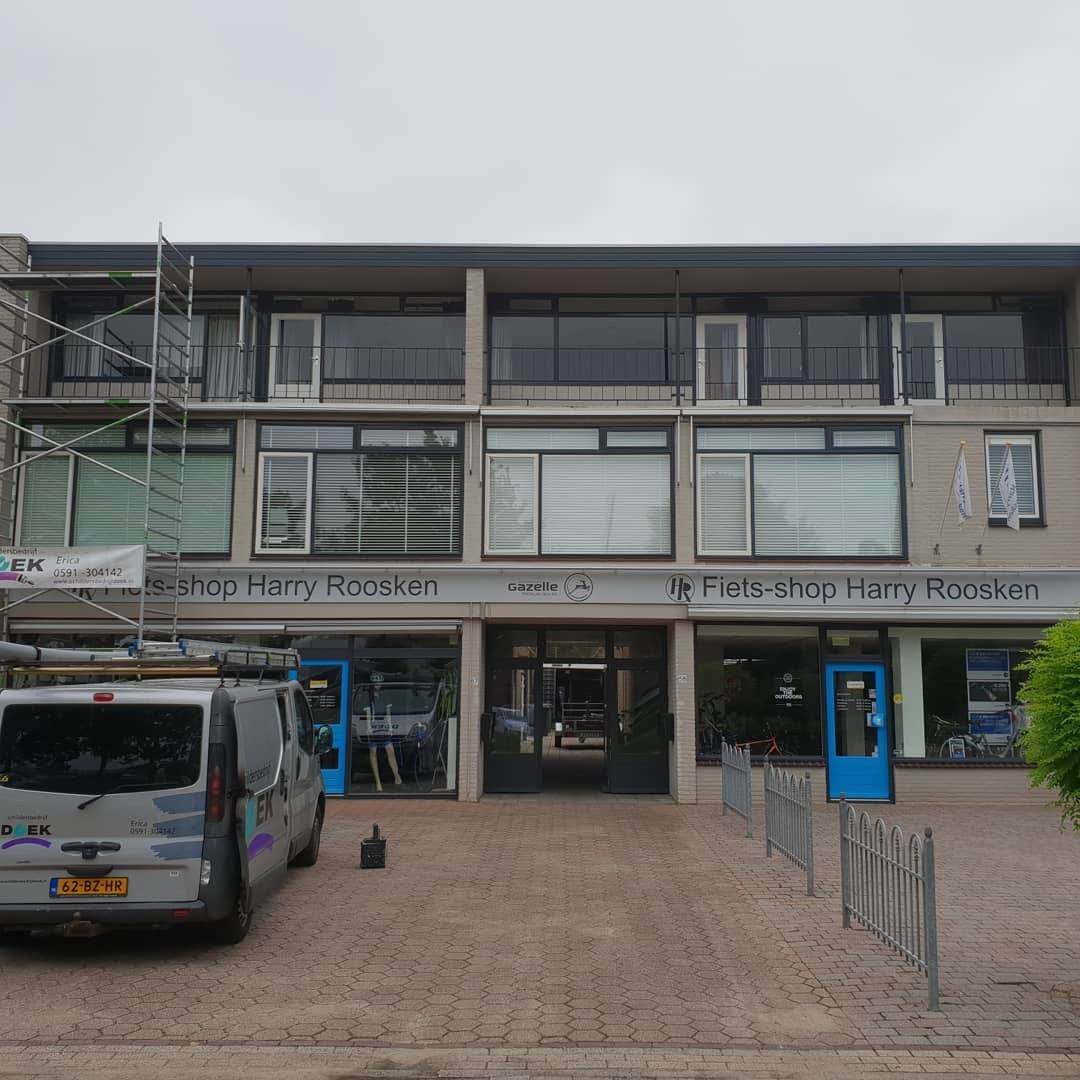 Bedrijfspand met de bedrijfsbus van Schildersbedrijf Doek voor de gevel