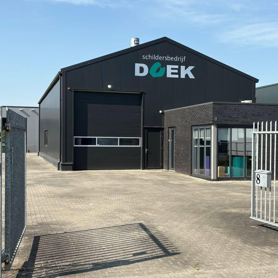 Het antraciete bedrijfspand van Schildersbedrijf Doek